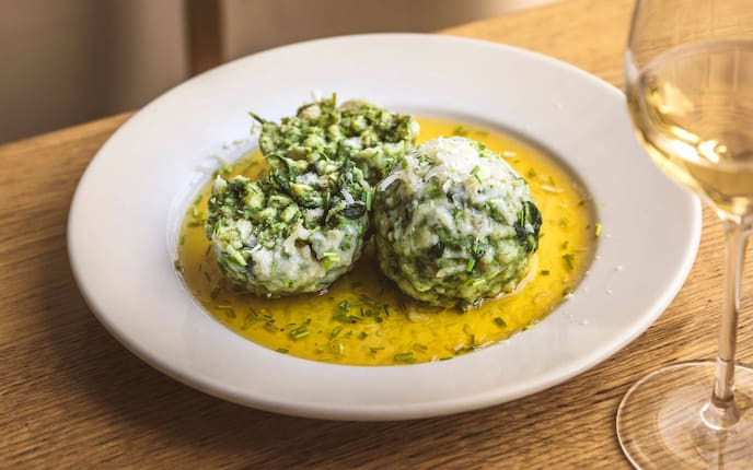 Flaumige Spinatknödel von Stefanie Herkner aus dem Wirtshaus „Zur Herknerin“ in Wien.
