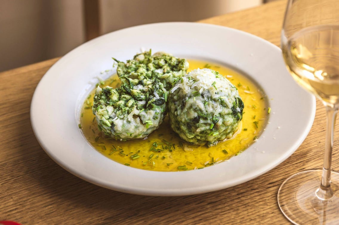 Flaumige Spinatknödel von Stefanie Herkner aus dem Wirtshaus „Zur Herknerin“ in Wien.