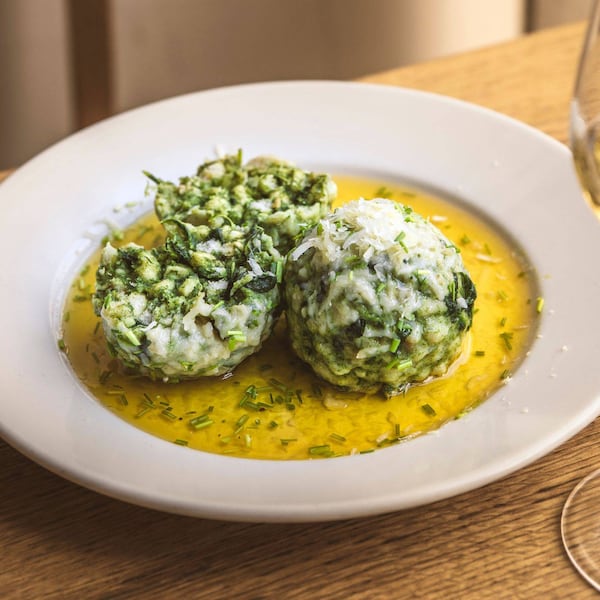 Flaumige Spinatknödel von Stefanie Herkner aus dem Wirtshaus „Zur Herknerin“ in Wien.