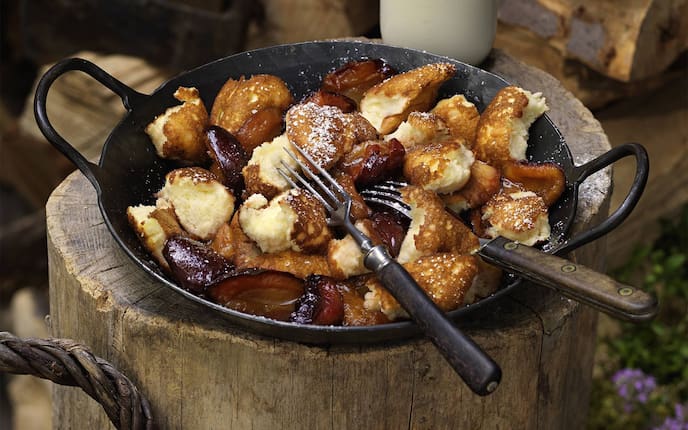 Zwetschken-Schmarren, Zwetschken, Schmarren, Pfanne, Gabel, Nachspeise, Süßspeise, Servus Rezept