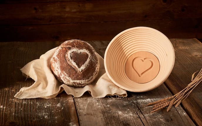 Brot backen mit Herz-Motiv (Foto: Servus am Marktplatz)