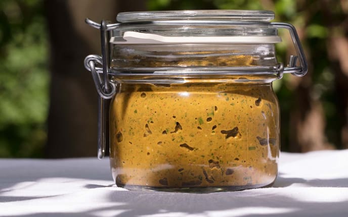 Aufstrich mit Paprika und Kräutern, Einmachglas, Tischdecke
