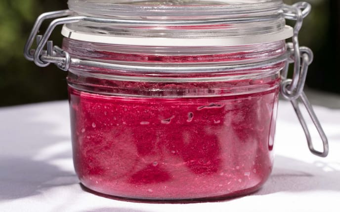 Aufstrich mit Roten Rüben und Ribiseln, Einmachglas