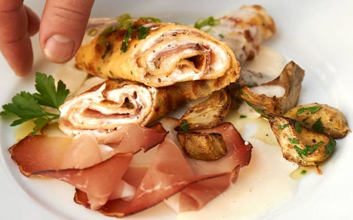 Pikant gefüllte Palatschinken, Kräuter, Schinken, Artischocken, Servus Rezept