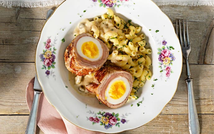 Gefüllte Fleischrouladen, Saft, Sauce, hartgekochtes Ei, Nudeln, Hörnchen