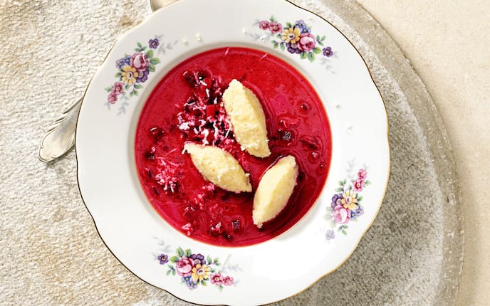 Rote-Rüben-Suppe mit Krennnockerl, Suppenteller, Löffel