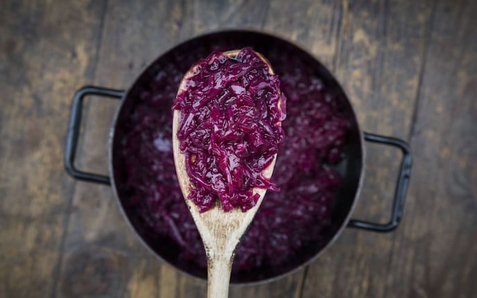 Rotkraut, Holzlöffel, Topf, Holztisch