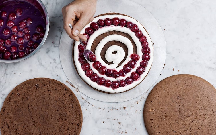 Schwarzwälder Kirschtorte, Weichselfülllung, Kirschen, Obers, Sahne