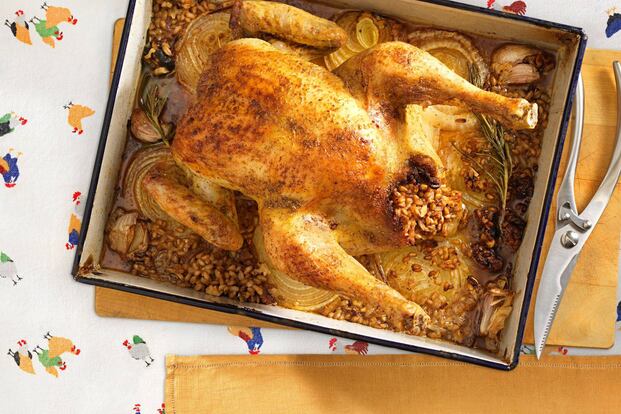 Gefülltes Hendl mit Emmerreis und Dörrfrüchten - 1:45 h - Rezept - Servus Gefülltes Hendl mit Emmerreis und Dörrfrüchten - 1:45 h - Rezept - Servus