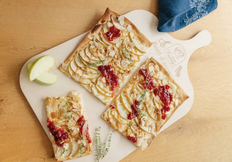 Süßer Apfel-Flammkuchen mit Vanille-Sauerrahm, Zimt-Karamell und Mandeln