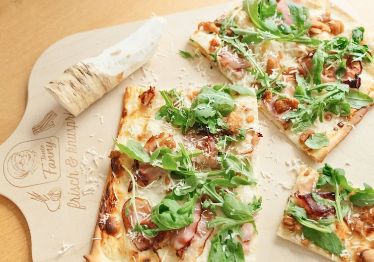 Herzhafter Flammkuchen mit Grammeln, G'selchtem und Kren
