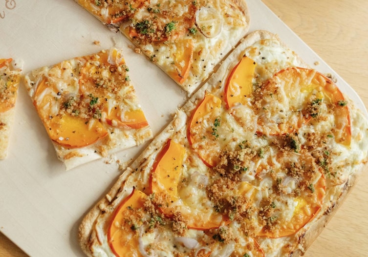 Herbstlicher Kürbis-Flammkuchen mit Bergkäse und Petersilienbröseln