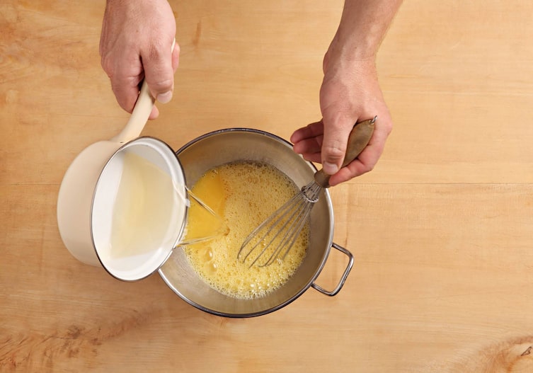 Topf, Metallschüssel, Schneebesen, Dottermasse