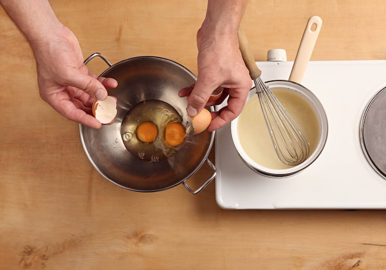 Eidotter, Metallschüssel, Topf, Schneebesen, Herdplatte