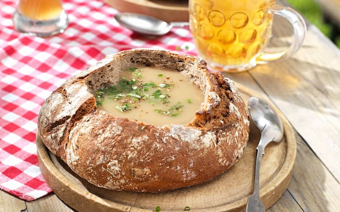 Suppe, Brotlaib, Brettl, Bier