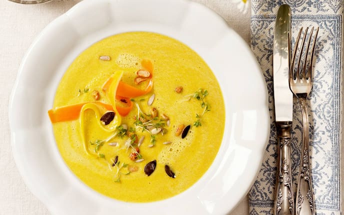 Cremesuppe vom Wurzelgemüse, Cremesuppe, Suppe, Wurzelgemüse, Karotten, Sonnenblumenkerne, Kürbiskerne, Kresse, Servus Rezept