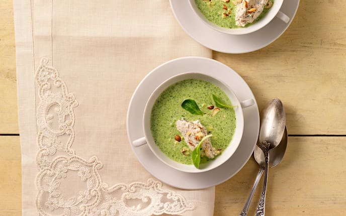 Vogerlsalat mit Haselnuss-Topfennockerln, Vogerlsalat, Salat, Haselnüsse, Topfen, Nockerl, Suppe, Servus Rezept