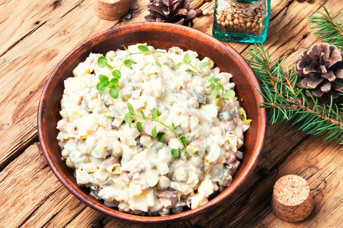 Mayonnaissalat zu Weihnachten mit Ananas