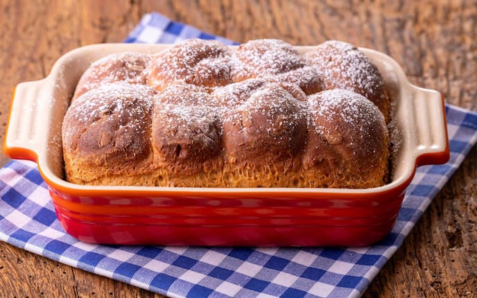 Ein Tunk in einer Auflaufform auf einer karierten Serviette.