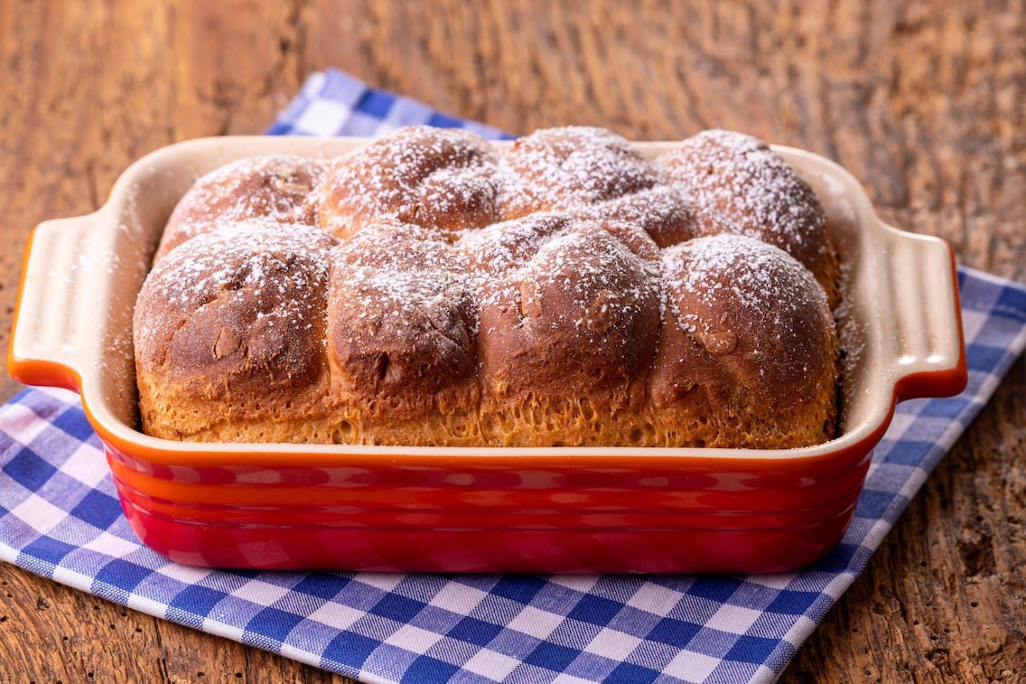 Ein Tunk in einer Auflaufform auf einer karierten Serviette.