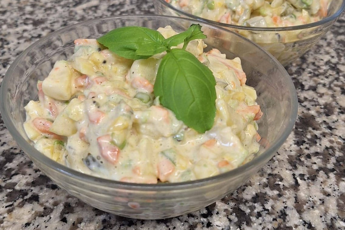 Der Mayonnaisesalat mit Ananas von der Familie Kaswurm