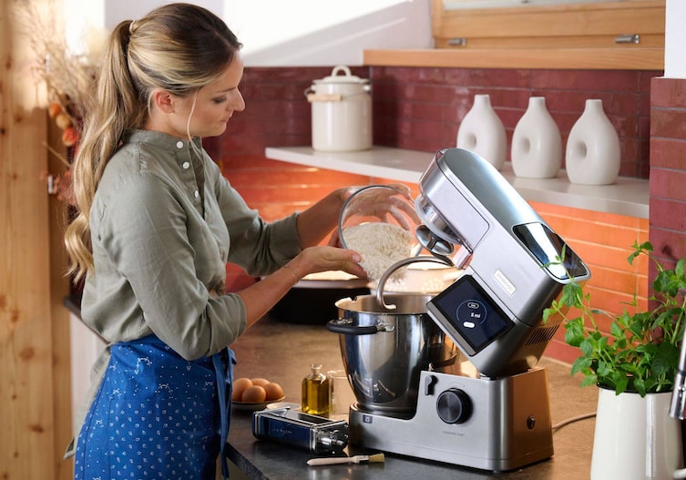 Paula Bründl gibt Mehl in die Kenwood Cooking Chef für den Teig