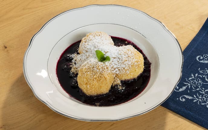 Topfenknödel, Beerenragout, Kochen mit Mimi, Servus