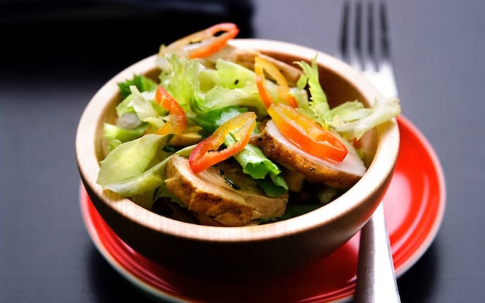 Salat, Pfefferoni, Hühnerstücke, Vorspeise, Servus Rezepet