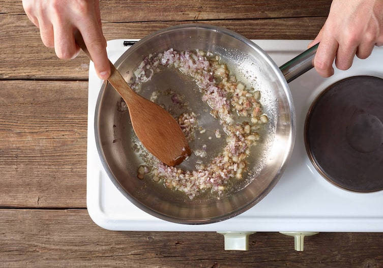 Rindermark, Schalotten, Pfanne, Herd, Kochlöffel