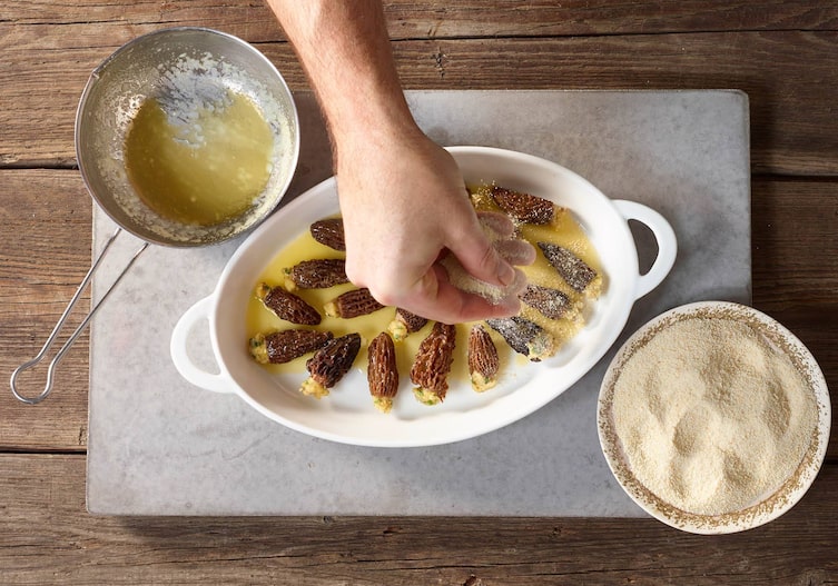 Flüssige Butter, gefüllte Morcheln, Brösel, Auflaufform