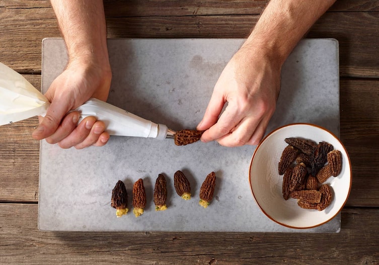 Spritzsack, Morcheln, Schüssel, Brett