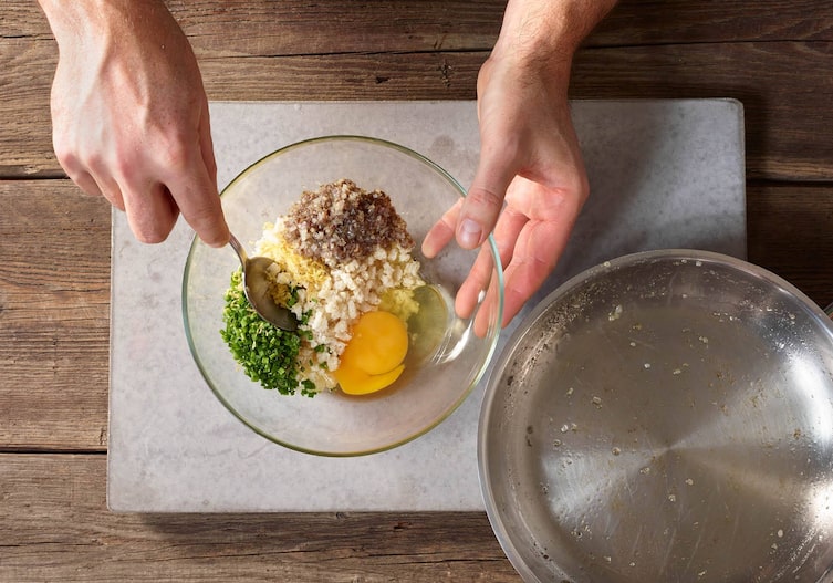 Kräuter, Ei, Rindermark, Schüssel, Pfanne, Hände, Löffel