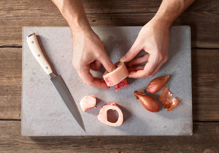 Rindermarkknochen, Rindermark, Brett, Messer, Schalotten