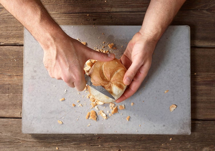 Semmel, Messer, Brett, Hände