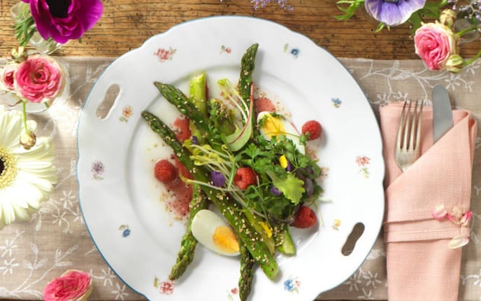 Spargelsalat, grüner Spargel, Ei, Himbeeren, grüner Salat, Servus Rezept
