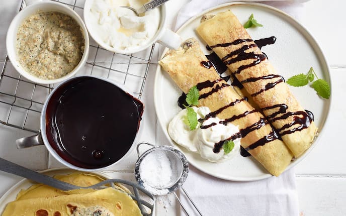 Palatschinken, Schlagobers, Schokoladensauce, gefüllte Palatschinken, Nachspeise, Servus Rezept